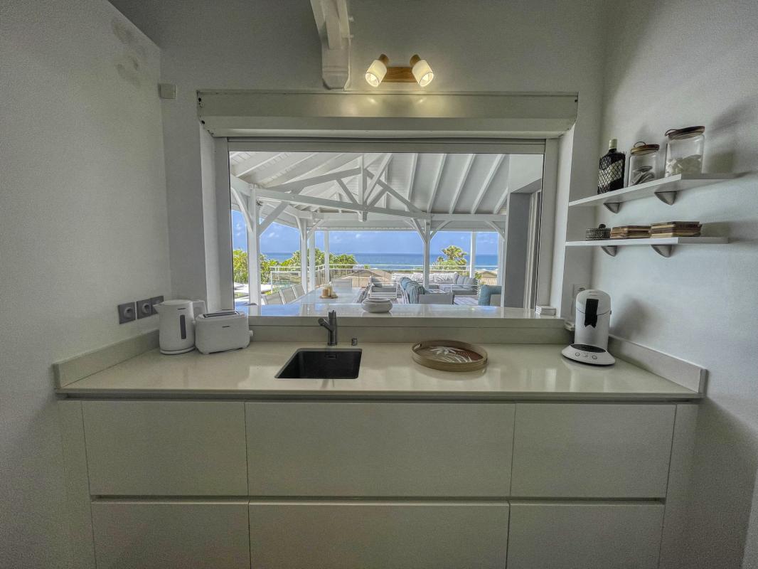 13.Location villa piscine vue mer Sainte Anne Guadeloupe_Cuisine vue mer
